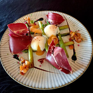 asperges vertes grillées, œuf à 63 et cecina de bœuf 400px