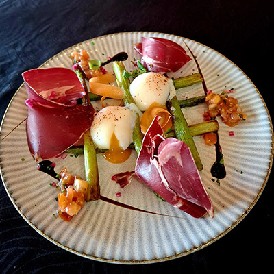 asperges vertes grillées, œuf à 63 et cecina de bœuf 400px