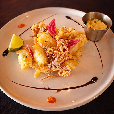 chipirons croustillants et pétales d'ail frits, sel fou 400px